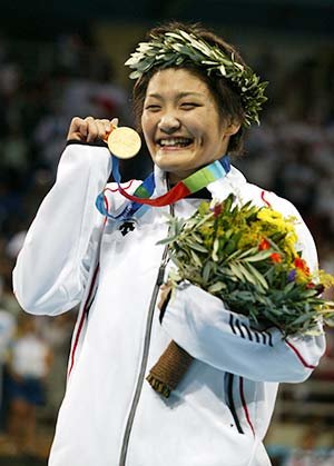 2004年アテネオリンピック、レスリング女子63kg級金メダルの伊調馨