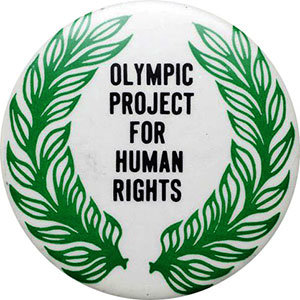 「人権を求めるオリンピックプロジェクト」のバッジ
