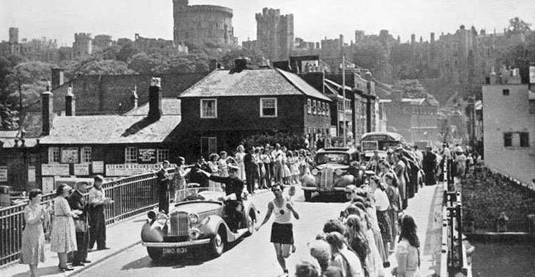 1948年ロンドン大会の聖火リレー。後ろに見えるのはウィンザー城