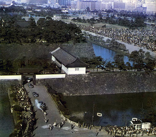 1964年10月10日、皇居桜田門を出発した聖火