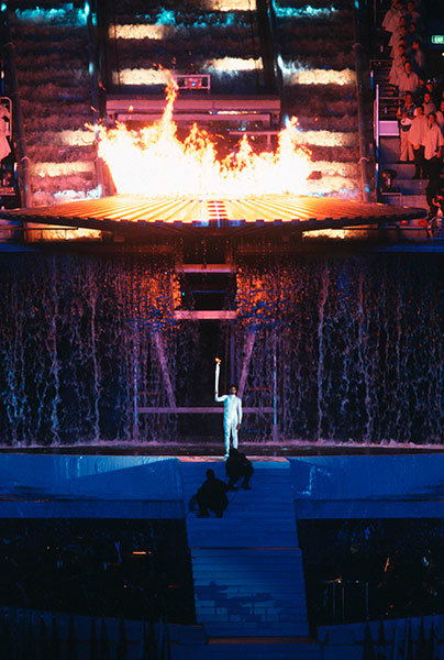 2000年シドニー大会で聖火台に点火したキャシー・フリーマン