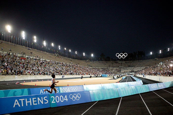 2004年アテネ大会のマラソン。1位でパナシナイコ競技場に入る野口みずき