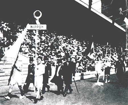 1912年ストックホルム大会開会式で旗手を務める金栗四三