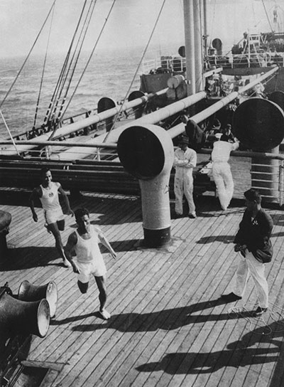 1924年パリ大会へ向かう船上で練習する金栗