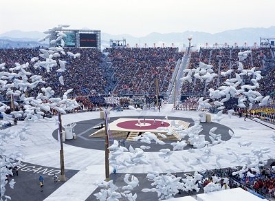 長野オリンピック開会式では平和の象徴“鳩”の風船が空に上がった。 （1998年2月）