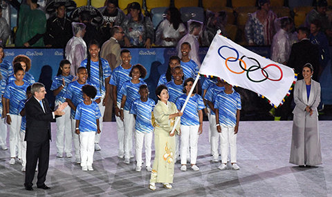 リオデジャネイロオリンピック閉会式でオリンピック旗が次期開催都市 東京小池知事に引き継がれた（2016）