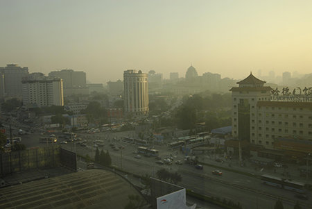 PM2.5を含む光化学スモッグに覆われた北京市内。オリンピック開催中も深刻さを増す大気汚染が懸念された。