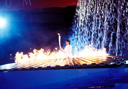 シドニーオリンピックの聖火はアボリジニのキャシー・フリーマン選手によって点火された （2000年）