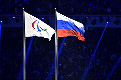 ソチ冬季パラリンピック開会式で掲揚されたパラリンピック旗（左）とロシア国旗（2014年)