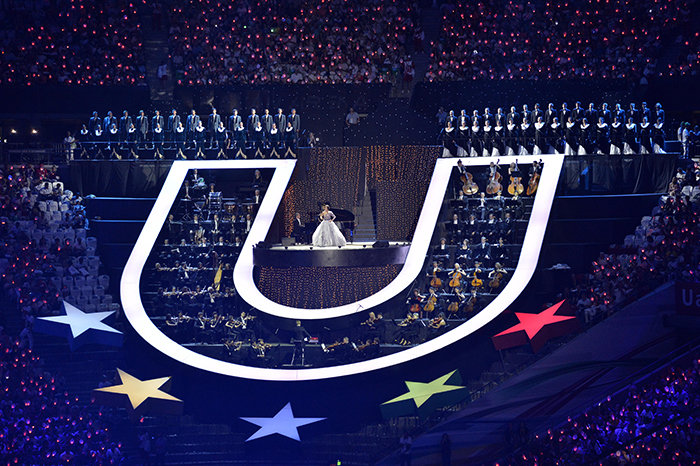 ユニバーシアードカザン大会開会式、ユニバーシアードのエンブレムを模った舞台（2013年）