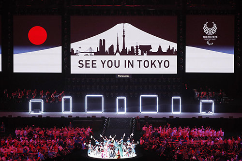 リオデジャネイロパラリンピックの閉会式では「東京で会いましょう」の文字が映しだされた。 （2016年）
