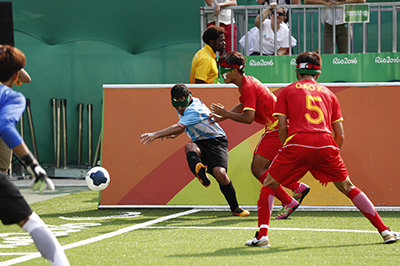 視覚障害者を対象とした5人制サッカー。アルゼンチン対中国戦（2016リオパラリンピック）