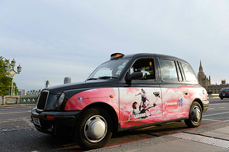 大会期間中、市内を走るタクシーのボディに掲載されたPanasonicの広告（2012ロンドン）