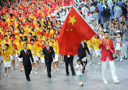 旗手を務めるバスケットのスーパースター姚明を先頭に入場する中国選手団（2008年/北京）