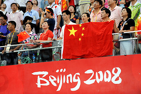 国旗“五星紅旗”を掲げ自国の選手を応援する中国のサポーター（2008年/北京）