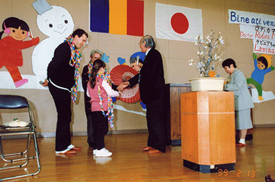 長野オリンピック時の一校一国運動でルーマニアの選手と交流する子どもたち（1998年）