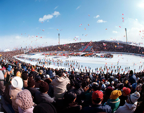 真駒内スピードスケート競技場（現：真駒内セキスイハイムスタジアム）で行われた札幌オリンピックの開会式（1972年）