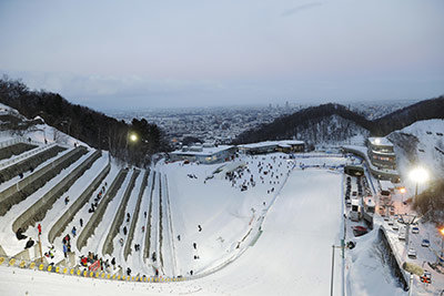 第8回冬季アジア大会（札幌/帯広）のジャンプ競技は大倉山ジャンプ競技場で行われた。（2017年）