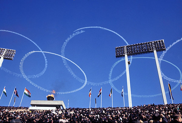 晴れ上がった東京の空に飛行機による五輪が描かれた（1964年）