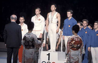 日本が2連覇を果たした体操男子団体総合の表彰式（1964年）