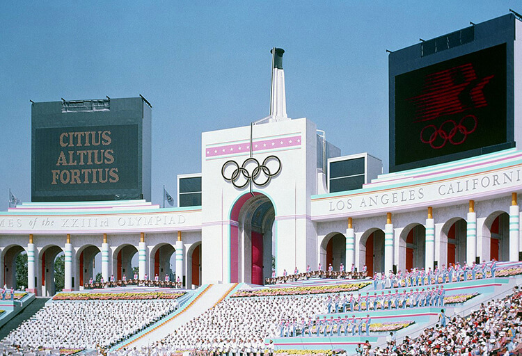 1932年大会、1984年大会でも使用されたロサンゼルスメモリアルコロシアムは、2028年大会でも使用される予定（写真は1984年の開会式）