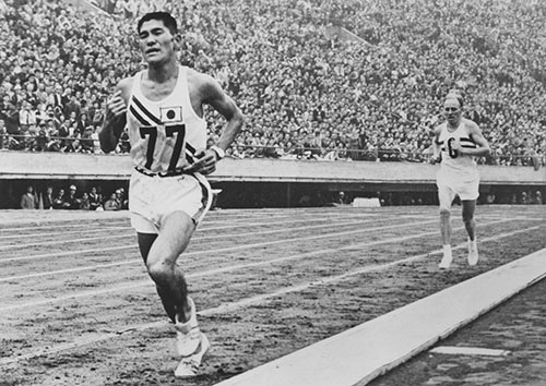1964年東京オリンピック。マラソンで銅メダルを獲得した円谷幸吉(左)