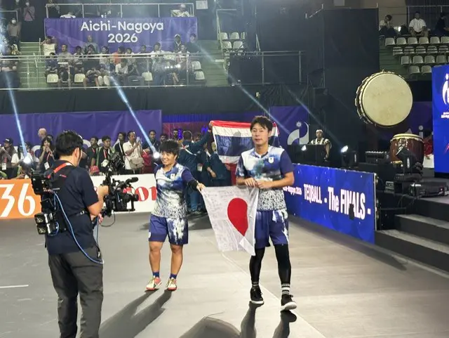 アジア競技大会、テックボール混合ダブルスで銀メダルを獲得した後、観客席に感謝を伝える早稲・坂本ペア