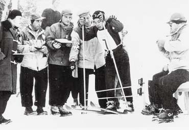 日本人初の冬季オリンピックのメダルを獲得した、1956年コルチナダンぺッツォ大会回転のスタート風景