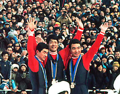 1972年札幌大会スキージャンプ70m級の表彰、左から金野、笠谷、青地