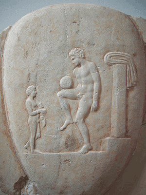 サッカーのリフティングのように見える、紀元前４世紀頃のギリシャのレリーフ