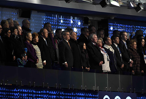2014年ソチ冬季オリンピックの開会式。中央にロシアのプーチン大統領、隣はIOCバッハ会長