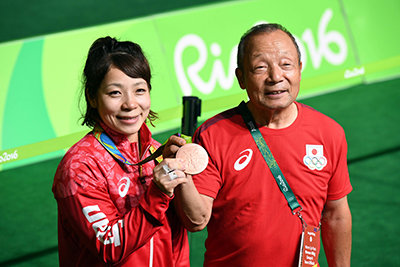 2016年リオ大会の三宅宏実と父・義行氏