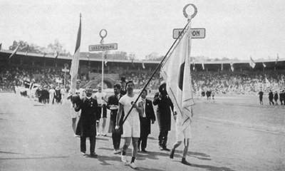 日本が初参加した1912年ストックホルムオリンピック入場行進。旗手は三島（出典： ORGANISATIONSKOMITEE FÜR DIE XI. OLYMPIADE BERLIN 1936 E. V., THE XIth OLYMPICGAMES BERLIN, 1936 OFFICIAL REPORT, WILHELMLIMPERT（1937）／1912NIPPON.jpg）