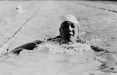 1936年ベルリン大会女子200m平泳ぎの前畑秀子