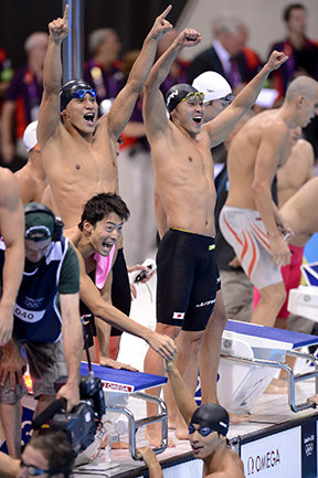 2012年のロンドン大会男子400mメドレーリレーで銀メダルを獲得した日本チーム