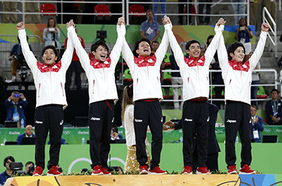 2016年リオデジャネイロ大会の団体で金メダルに輝いた日本チーム
