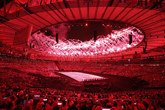 リオパラリンピック開会式。花火で真っ赤に彩られたマラカナンスタジアム
