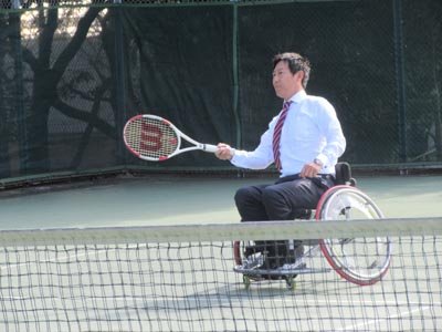 東京都障害者スポーツセンターを視察し、車いすテニスを体験(2016年)