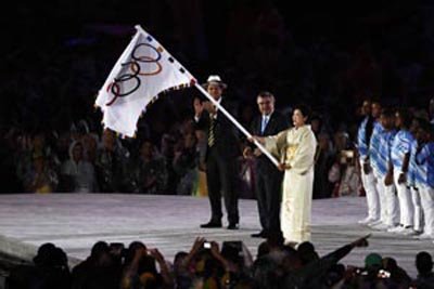 リオ・オリンピック閉会式でオリンピック旗が小池東京都知事に引き継がれた