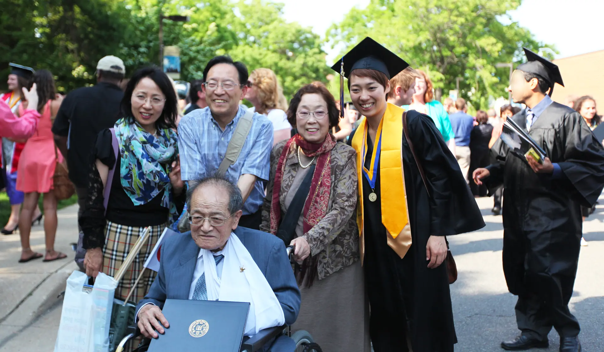 ギャロデット大学（学士）卒業式。両親とろうの祖父母（写真：本人提供）