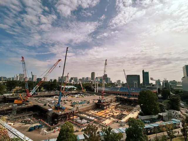 工事が進む新秩父宮ラグビー場（国立競技場5階「空の杜」から、佐野慎輔撮影）