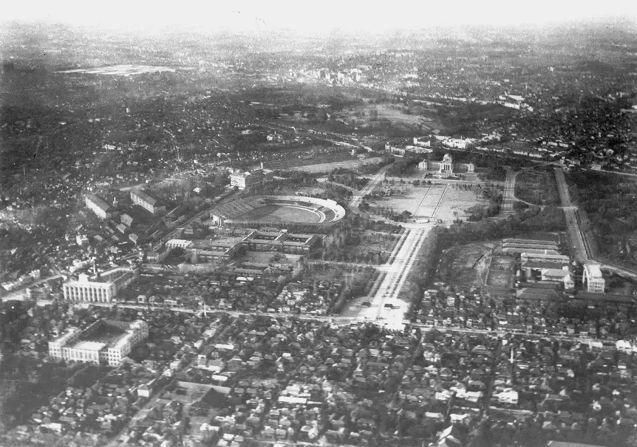 1937年の神宮外苑周辺 空撮 （写真：毎日新聞社/アフロ）