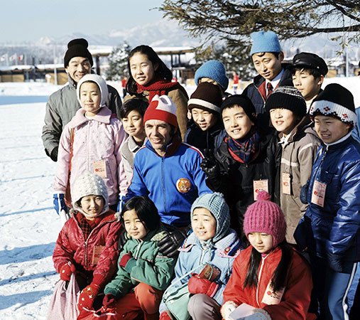 札幌の子どもたちと一緒に写真におさまるシュランツ（1972年）