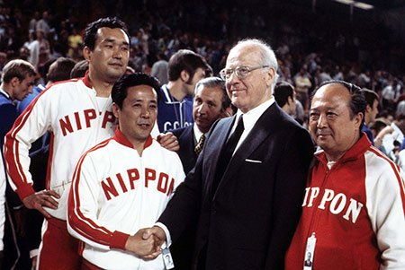 1972年ミュンへン大会のバレーボールで優勝した日本男子チームとブランデージIOC会長
