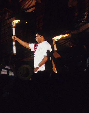 1996年アトランタオリンピックの開会式、ふるえる手で聖火トーチを掲げるモハメド・アリ