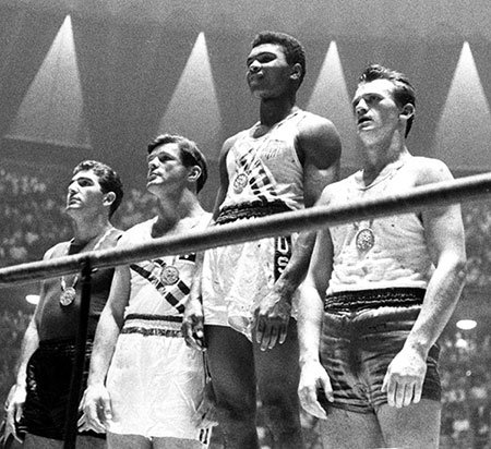 1960年ローマオリンピックのボクシング・ライトヘビー級で金メダルを獲得