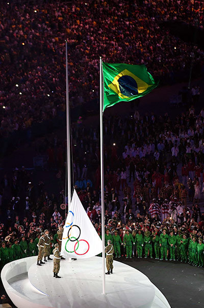 オリンピック讃歌が演奏される厳かな雰囲気の中でオリンピック旗が掲揚される（2016年リオ大会開会式）