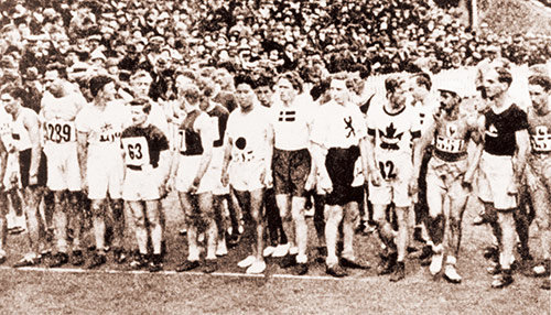 1912年ストックホルム大会マラソンスタート直前。中央が金栗
