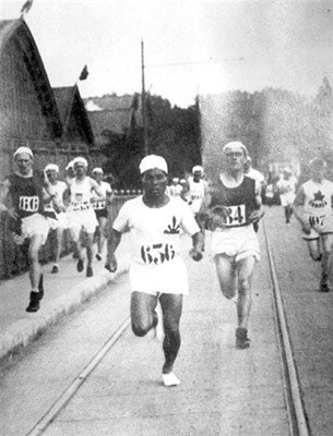 1924年パリ大会のマラソンで、元気よく飛び出した金栗