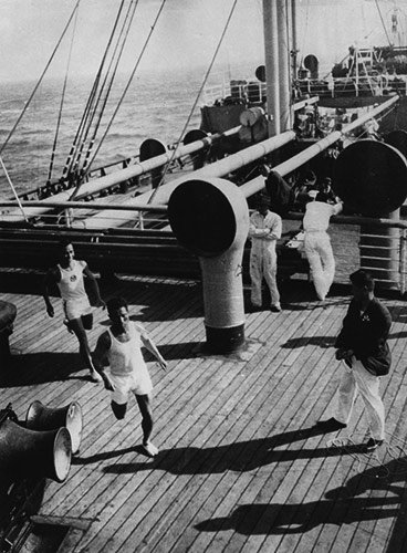 1924年パリオリンピックへ向かう船の甲板で練習する金栗四三